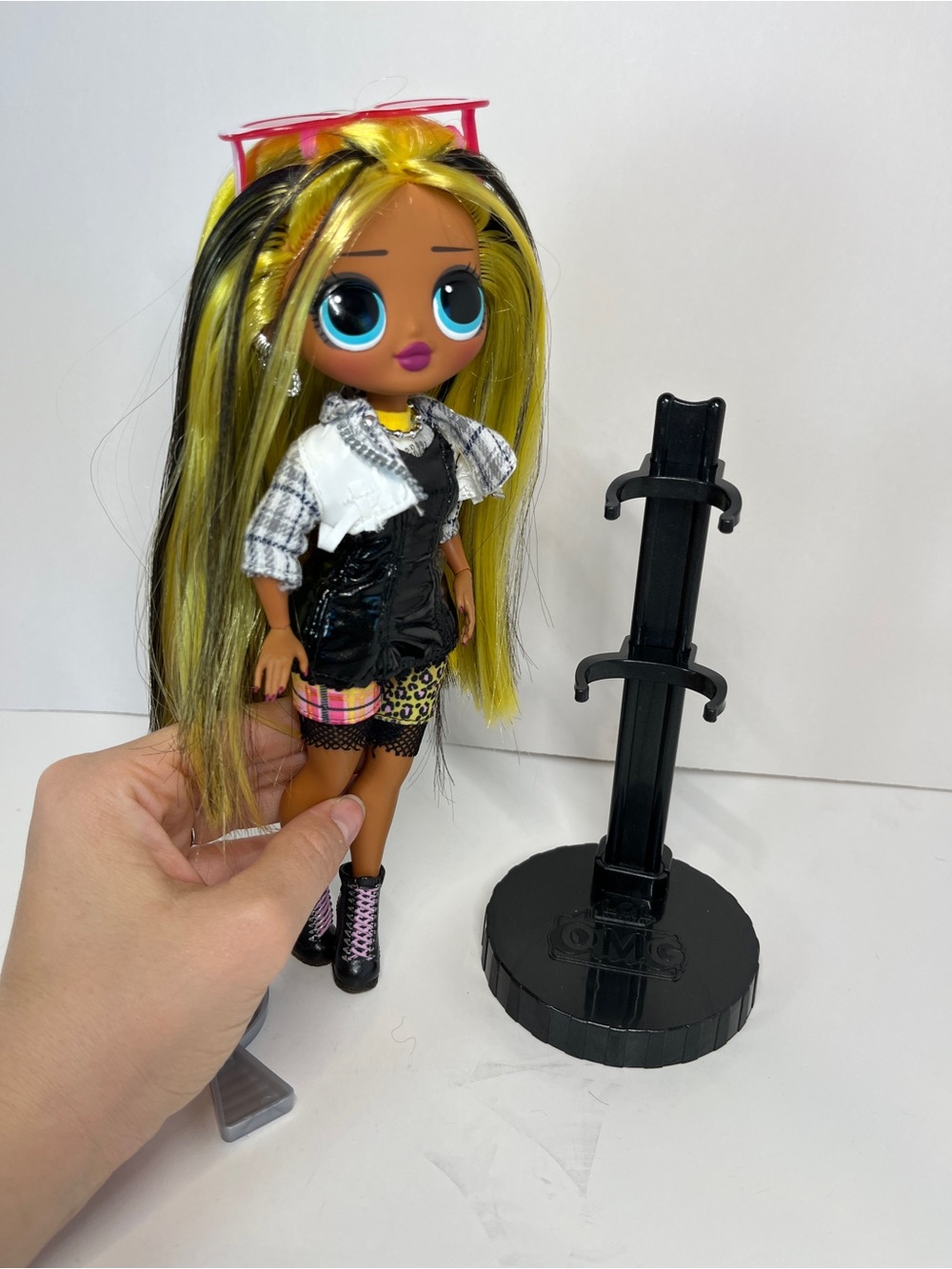 LOL Surprise OMG Fashion Doll Alt Grrrl Yellow & Black Hair Stand Outfit Brush - Picture 9 of 13